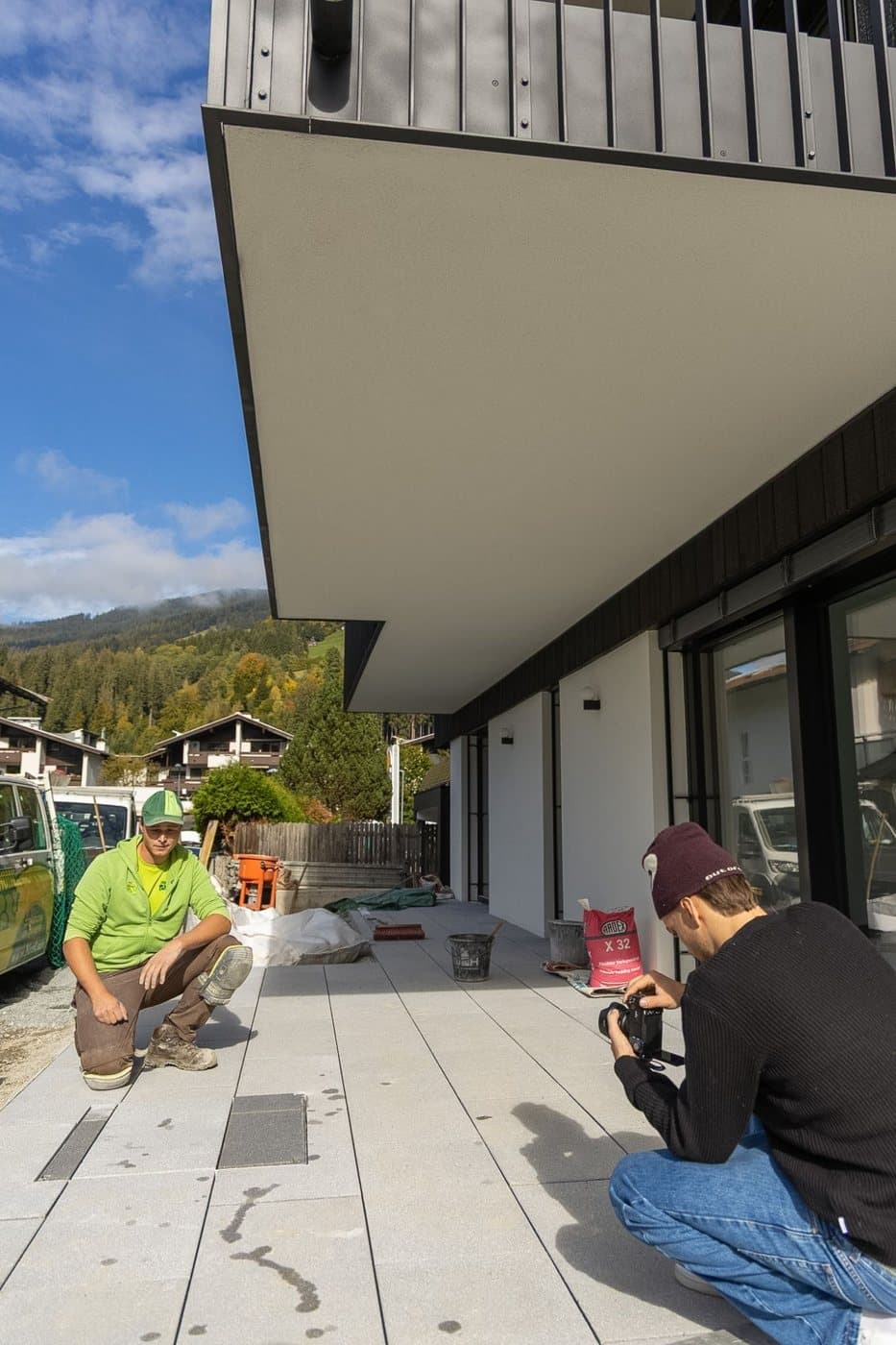 Fotoshooting mit einem Facharbeiter auf der fertigen Terrasse